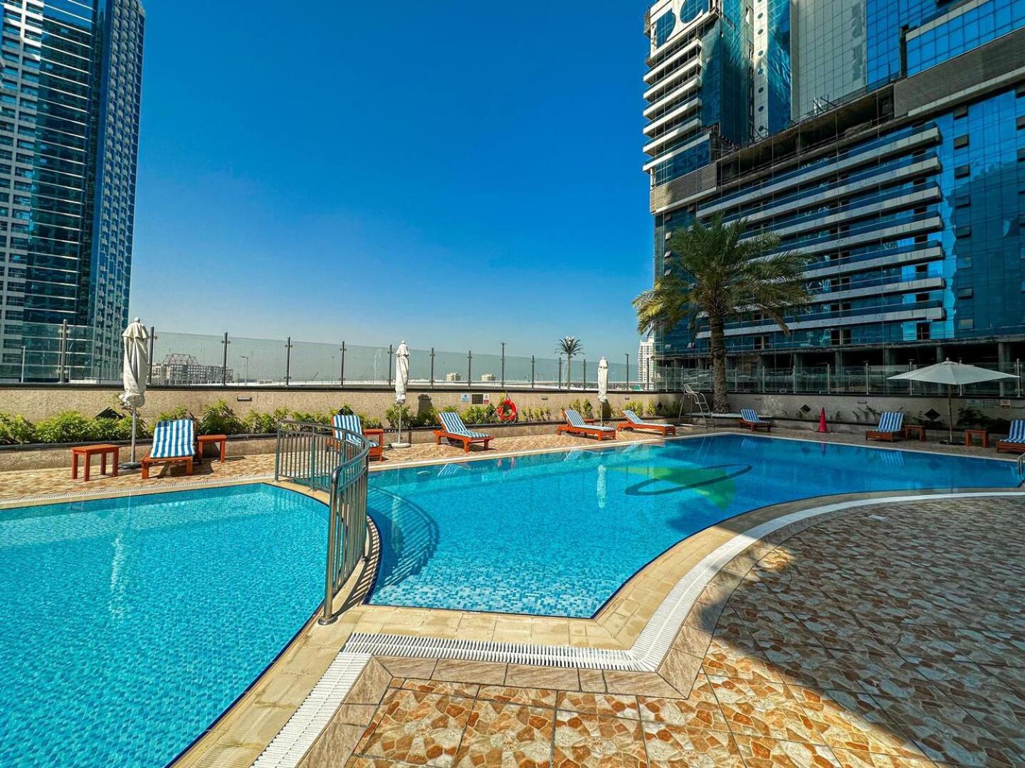 Modern & Spacious 2-Bed Condo With Panoramic Lake Views, Dual Balconies, Steps From Dubai Jlt Metro By "La Buena Vida Holiday Homes" Екстериор снимка